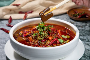 吃完“毛血旺”排黑便是正常的吗？