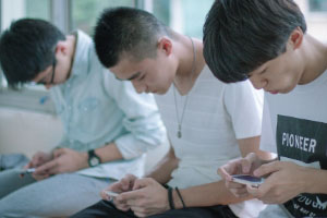 还没有了解长时间低头玩手机的危害？速点！