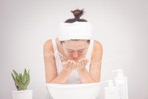 淋浴时洗脸竟然有这样的危害！