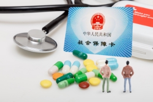 别的地方地方就医，可以用社保里的医保报销吗？