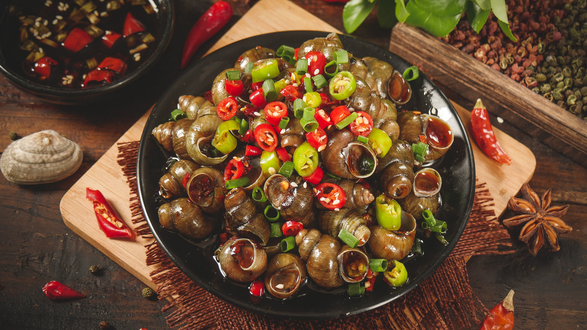 烧烤摊快乐嘬螺的时候注意啦！小心吃到寄生虫！