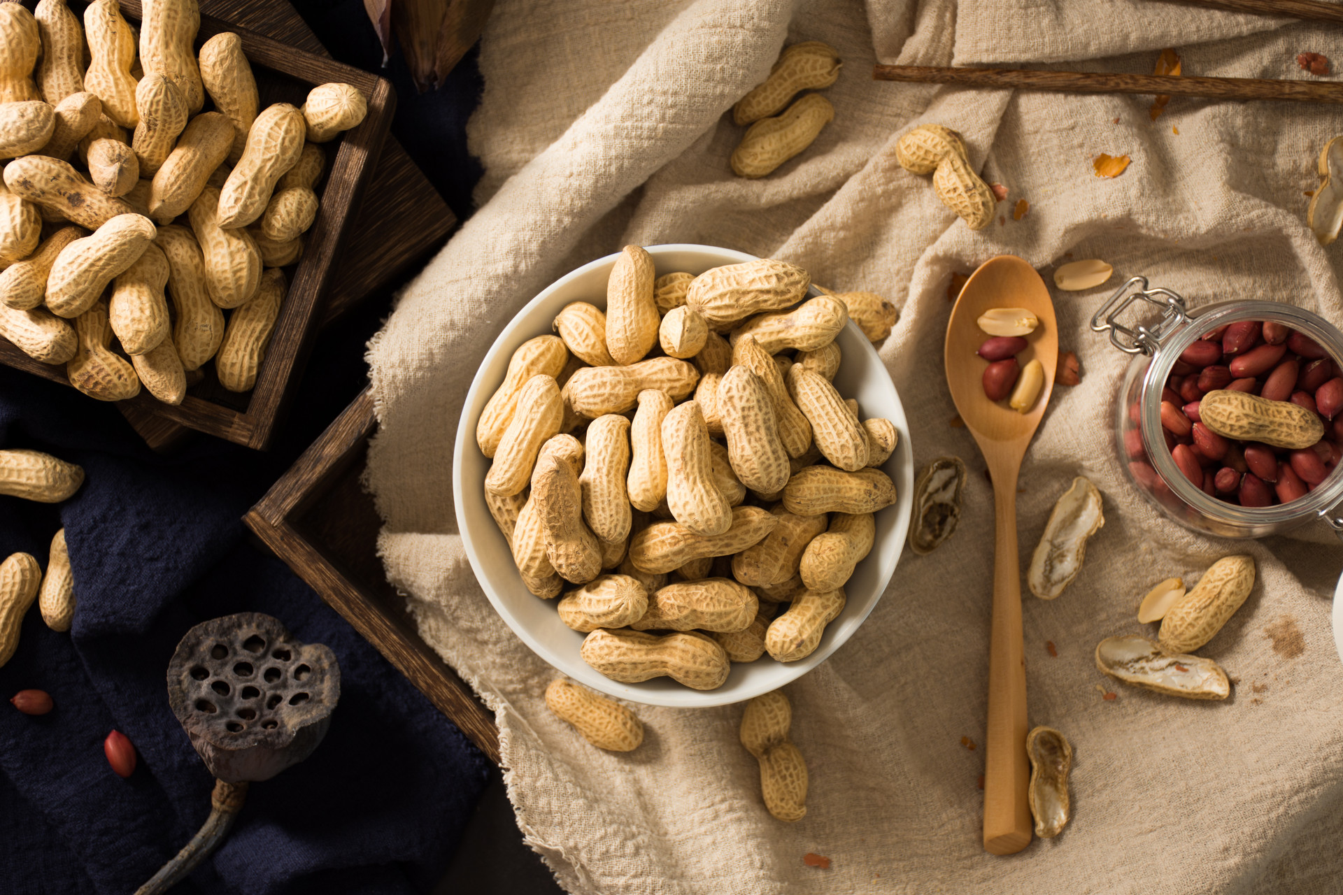 紫外光手电照不出食物中的黄曲霉素！